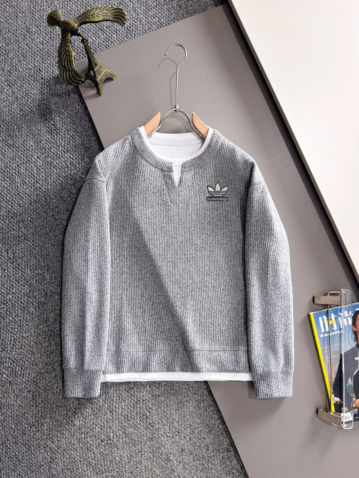 Paris Clover exclusively launches the 2026 autumn and winter New Arrival long-sleeved sweatshirts for men and women. Same Style. Many stars have the same style. Craftsmanship that ordinary small workshops cannot copy. No matter in terms of materials, detail restoration and craftsmanship, we are not afraid of any challenges, just to provide you with wonderful products. Compare the top Original versions at will. No expense is spared just to make it better. Unique imported fabric feel. Purely imported German machine production. Precision operation. Thousands of needles density. A complete set of New Arrival accessories with three standards can be customized simultaneously. Versatile upper body is fashionable, a perfect choice for autumn and winter, and a must-have item. Sizes table: M-3XL (please state your height and weight when placing an order)